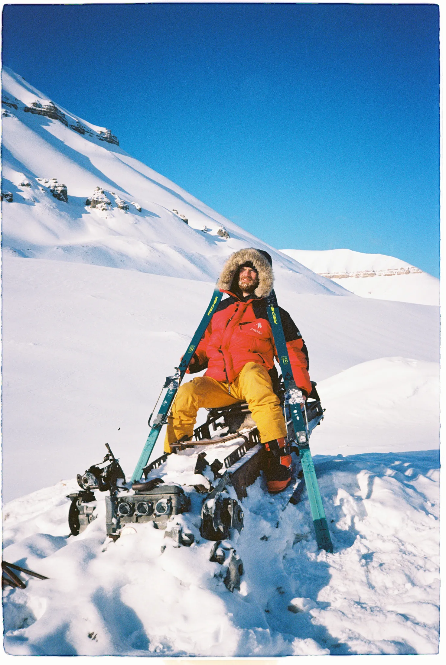 Gaël à ski vers Pyramiden