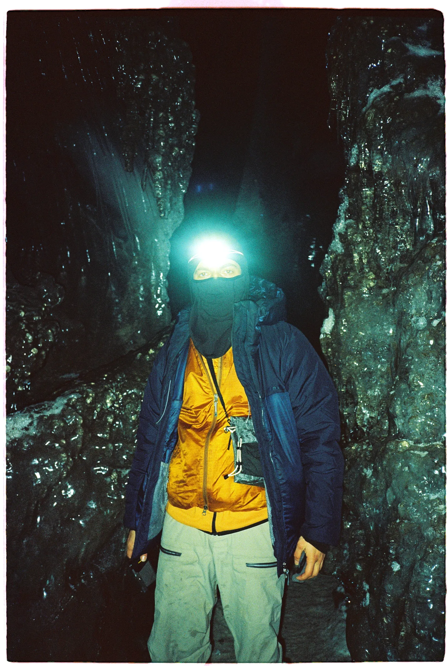 Grotte de glace près de Pyramiden