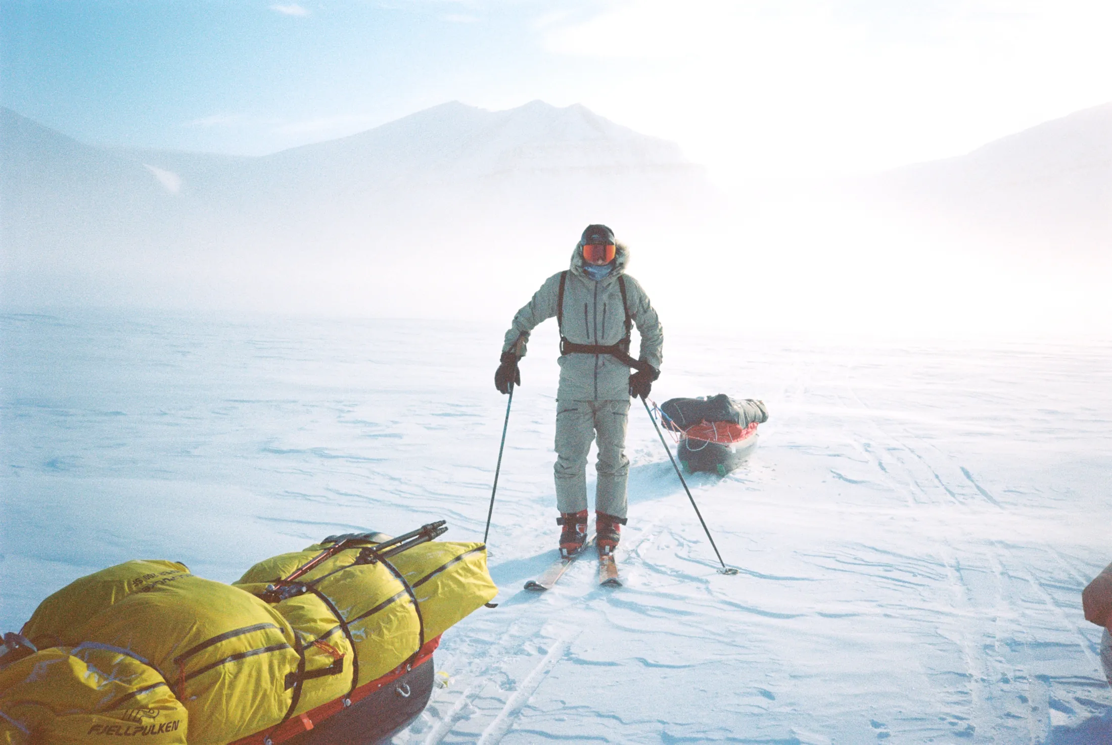 Équipe en traction manuelle au Svalbard